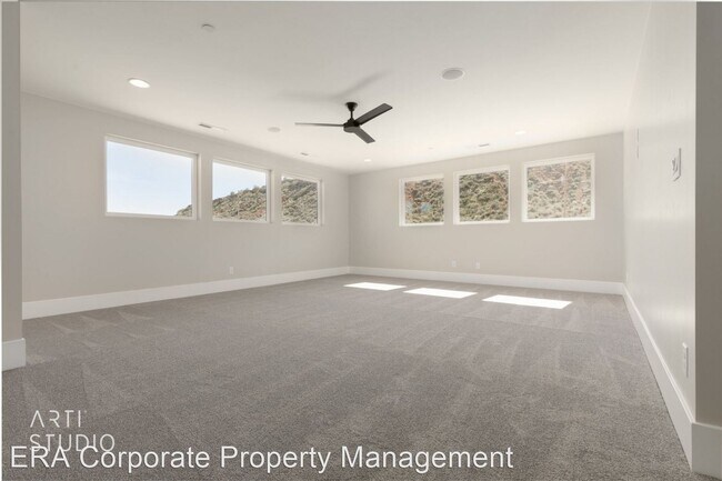 Building Photo - 4 br, 2.5 bath House - E272  385 E. Entrad...