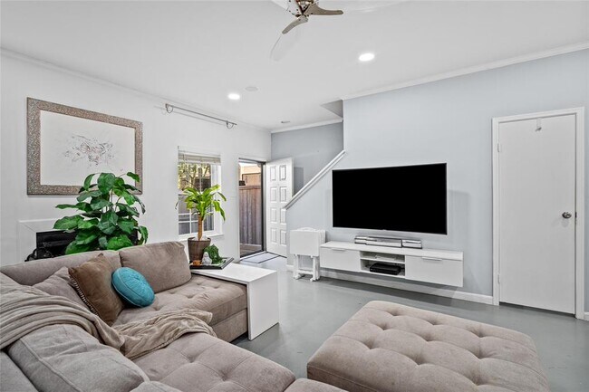 Building Photo - 9850 Pagewood Ln