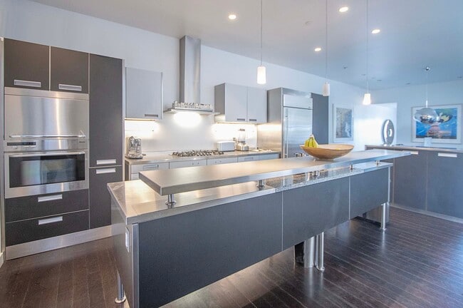 Building Photo - Stunning 4Bed/2.5ba Condo in Pacific Heights