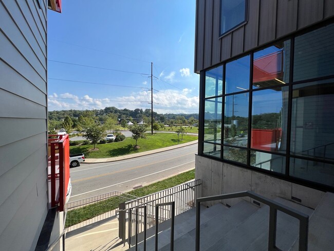Building Photo - Modern Apartment in Great Asheville Location!