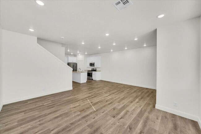 Building Photo - Modern 3 Bedroom Townhome in Desert Color!