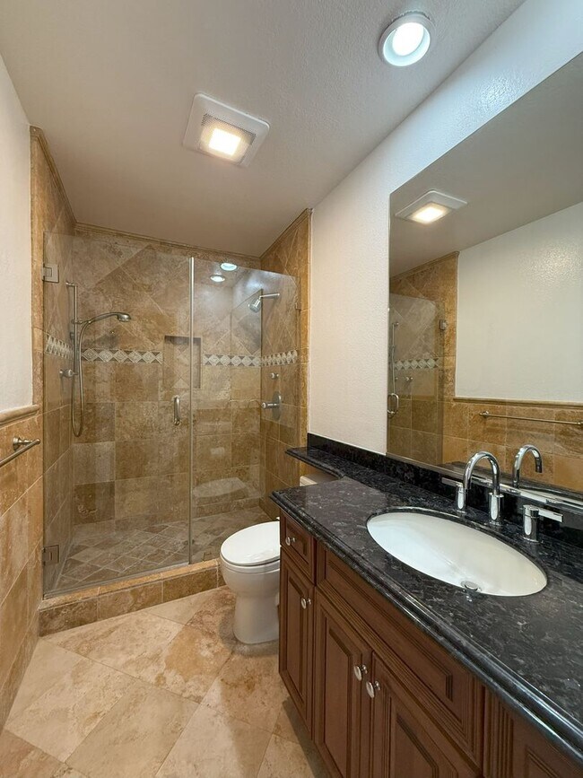 Building Photo - Enjoy stunning panoramic views of the golf...