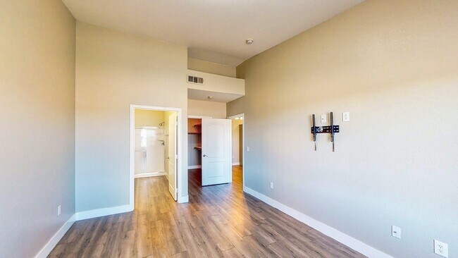 Building Photo - 3 Bedroom 2 full bath condo ready for move in located in wonderful Mountains Edge .