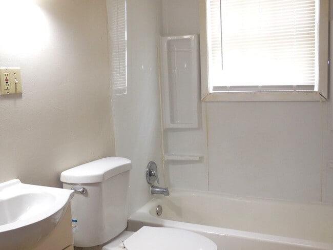 Building Photo - 2 Bedroom Home in Edwardsville!  Great Woo...