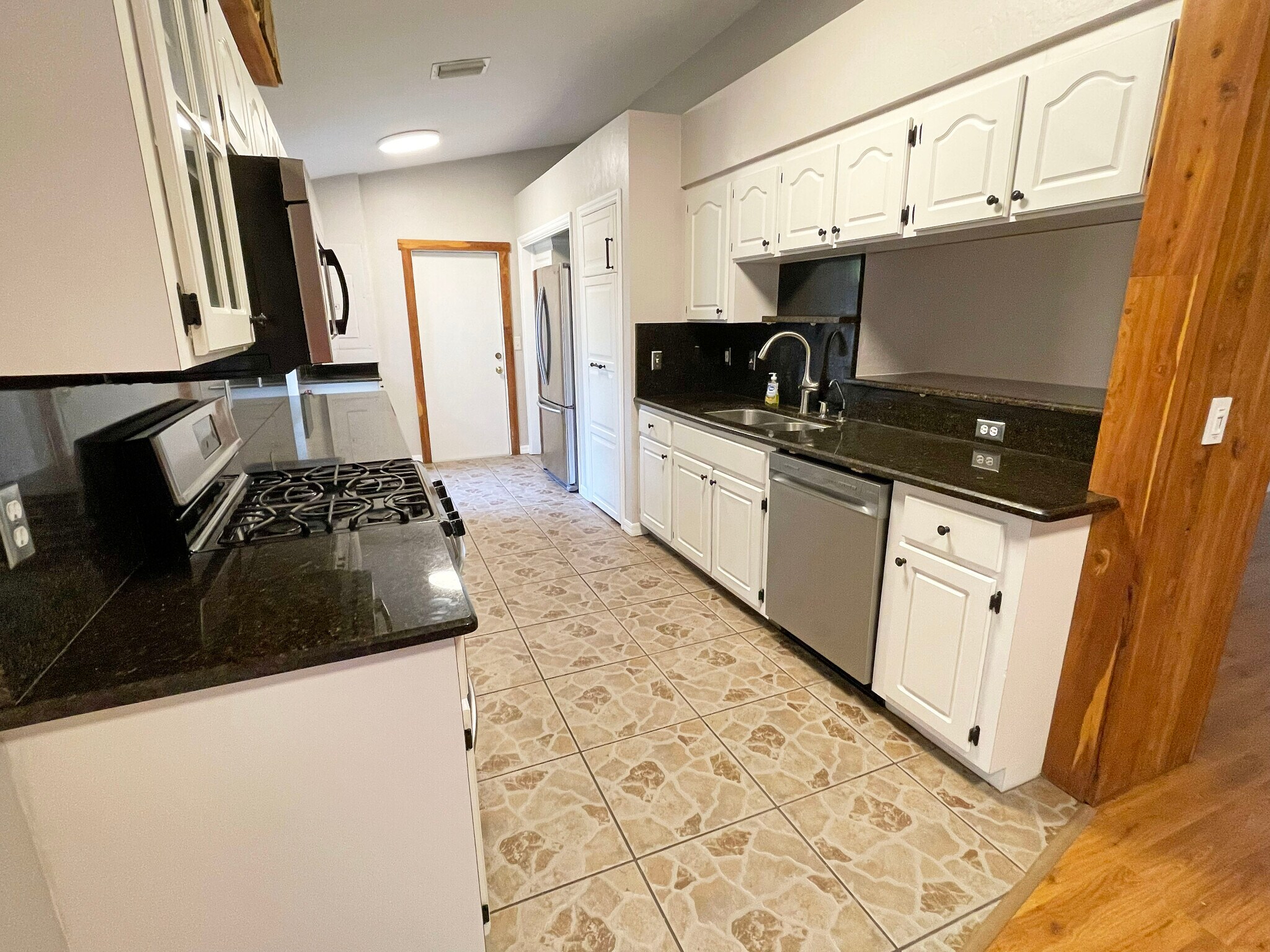 Building Photo - 417 SW Barney St