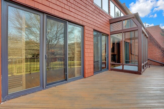 Building Photo - AMAZING SPACIOUS END UNIT TOWNHOUSE IN PRIME LOCATION