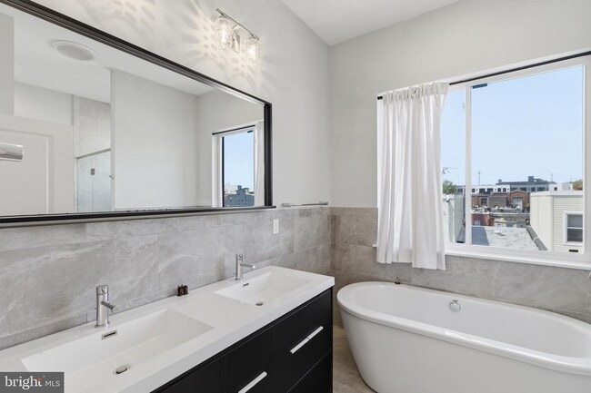 Building Photo - 1448 N Myrtlewood St