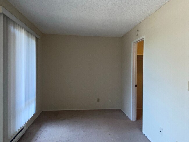 Building Photo - View of the Bay, Studio Condo Available No...
