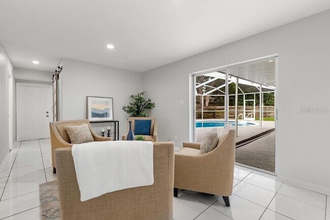 Building Photo - Remodeled Pool Home Located in the Very De...