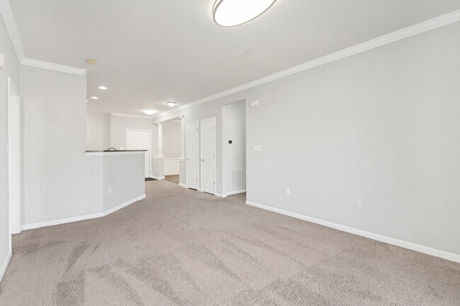 Building Photo - Great 2 Bedroom; 2 Bathroom condo in Manas...