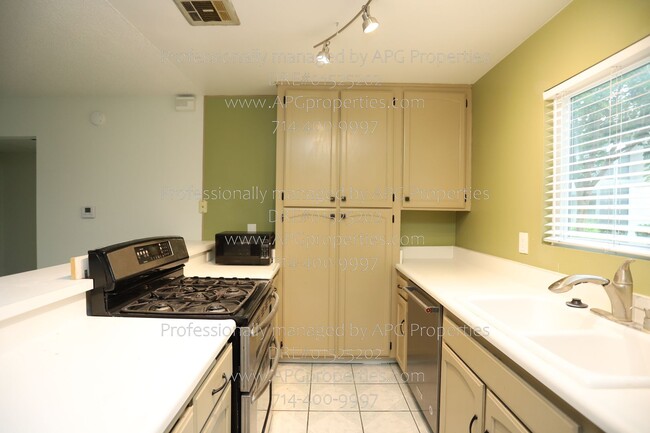 Building Photo - 2 Bedroom 1 Bathroom Condo in the South Co...