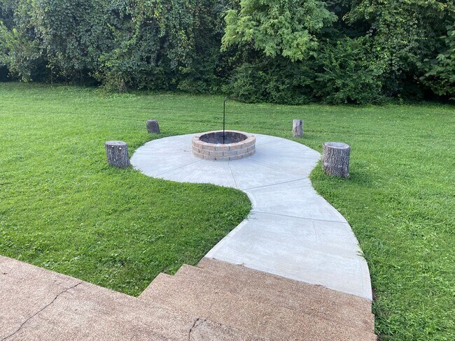 Building Photo - Available 9/15! $2200/MO Donelson living i...
