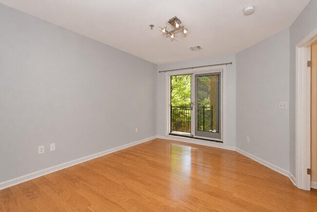 Building Photo - 659 1st St