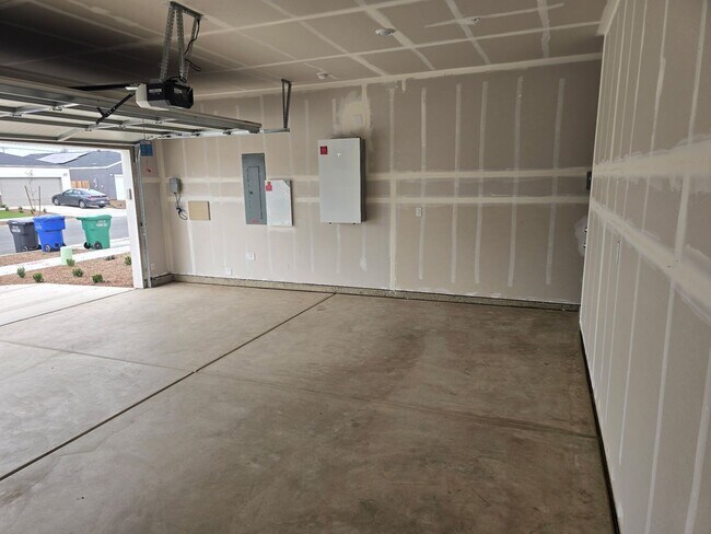 Building Photo - 3 BR 2 BA New Build home available 5/3