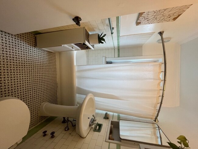 Building Photo - 1453 W Elmdale Ave