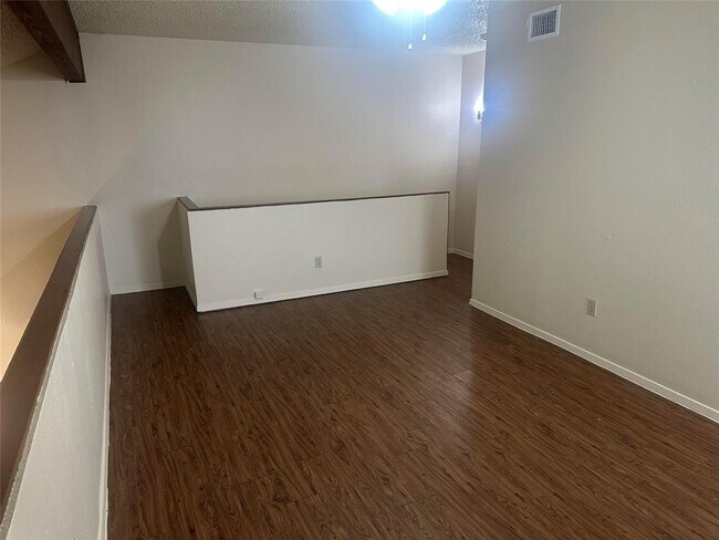 Building Photo - 6907 Woodhue Dr