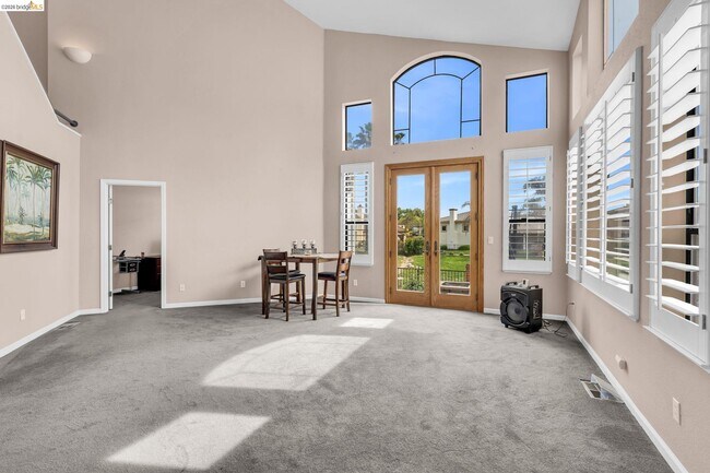 Building Photo - 5640 Edgeview Dr