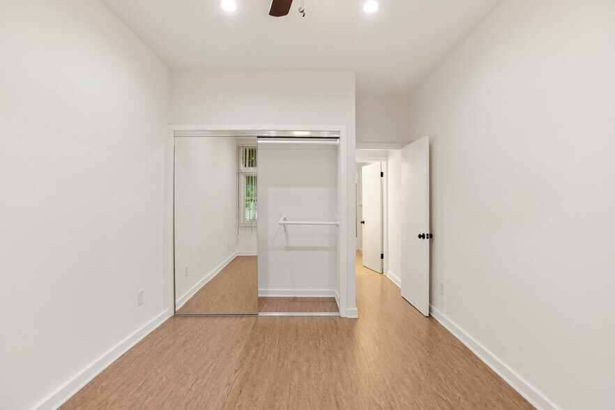 Building Photo - 9910 Robbins Dr