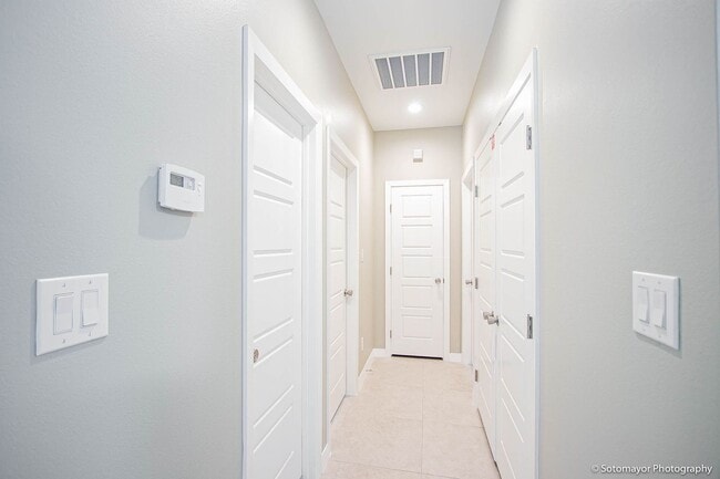 Building Photo - 1215 White Oak Dr