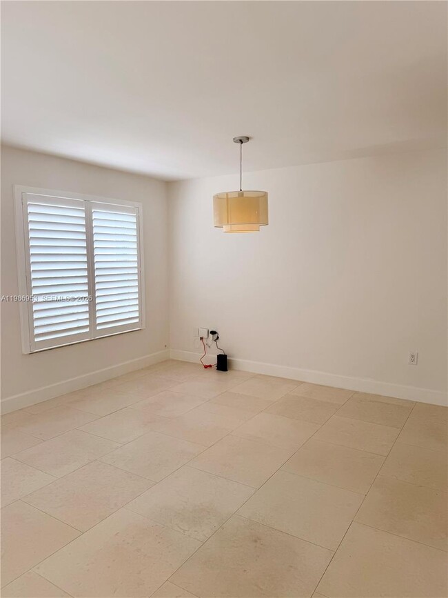 Building Photo - 5570 SW 70th Pl S