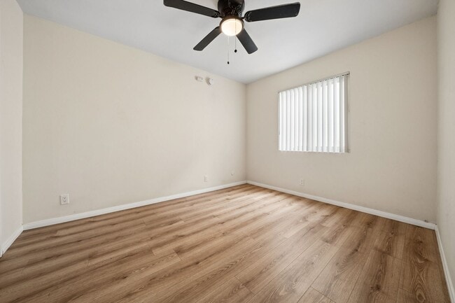 Building Photo - 2 bed 1 Bath Available Now