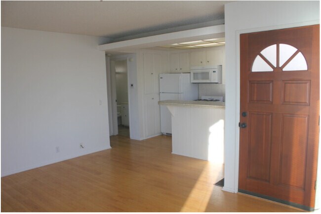 entry /living room - 3701 Ocean Dr