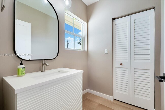 Building Photo - 6356 SW 14th St