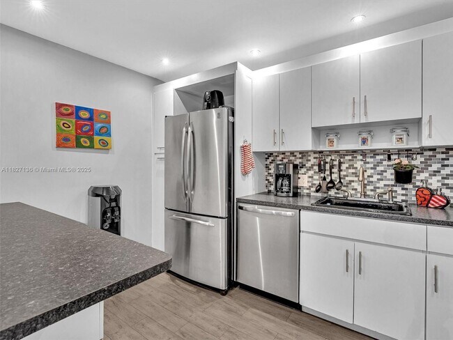 Building Photo - 3375 N Country Club Dr