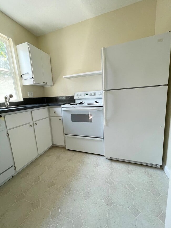 Building Photo - Quiet and Cozy Two Bed in SW Portland 5 plex~ Open Floor Plan~ Great Shared Outdoor Space~ Off St...