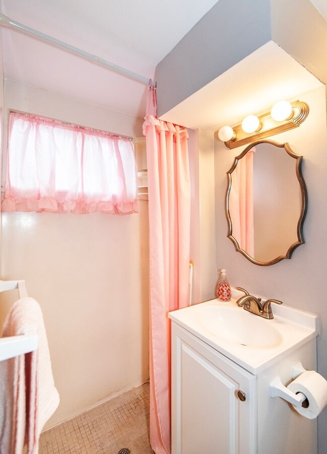 Building Photo - Lovely 3 Bedroom 1 Bathroom Home