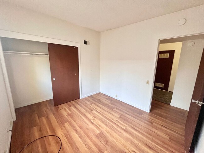 Building Photo - Charming 2-bedroom, 1-bath duplex with a yard