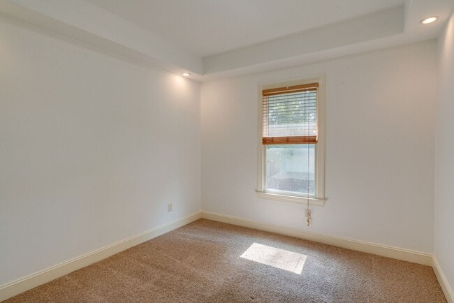 Building Photo - Stunning 3BE/2.5BA home in the heart of Ho...
