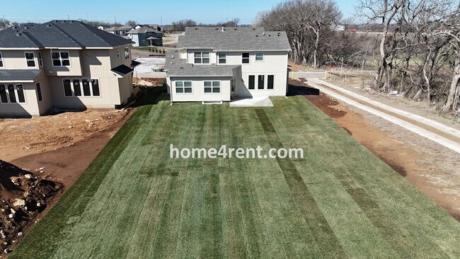 Building Photo - Nearly New Luxury Home in Blue Valley Schools!
