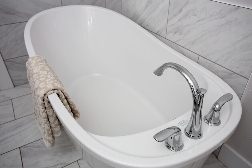 primary bath - 1105 Main St