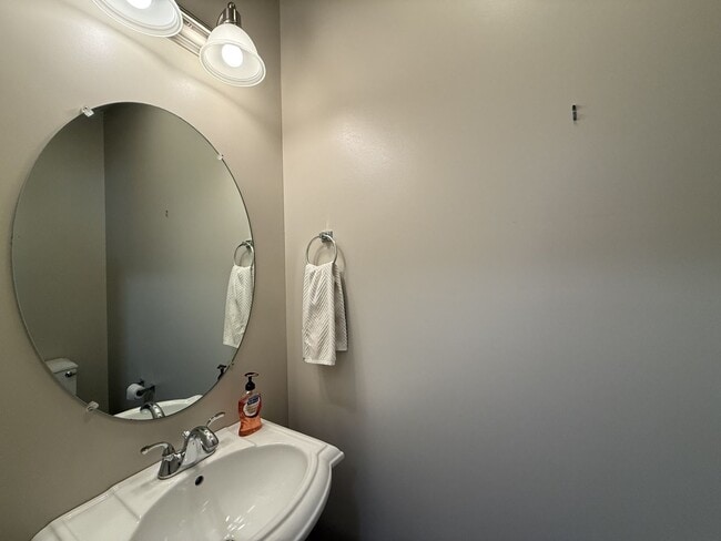 Building Photo - Three Bedroom Collegiate Station Home