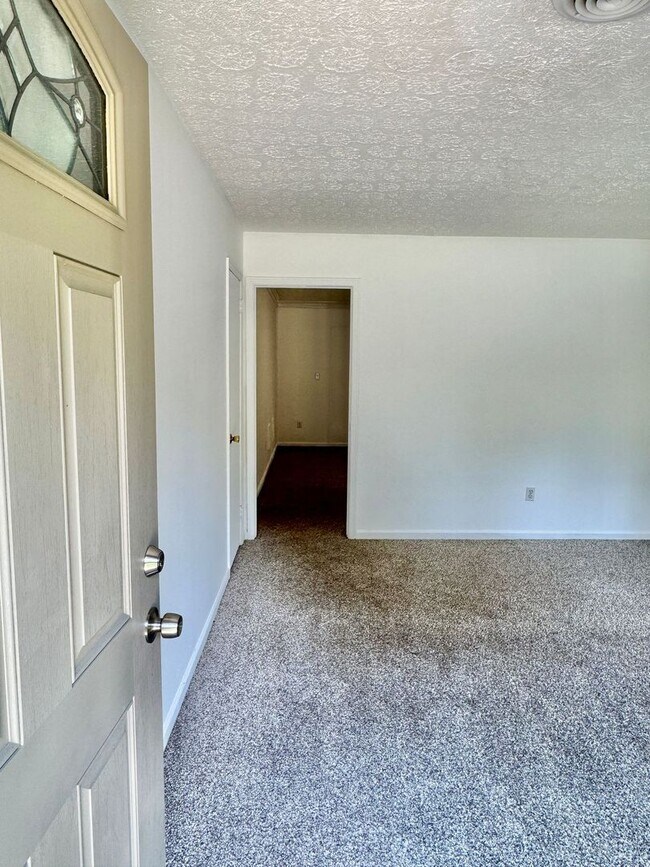 Building Photo - Cozy Meets Spacious: 4BR/2BA with Bonus Den & Patio