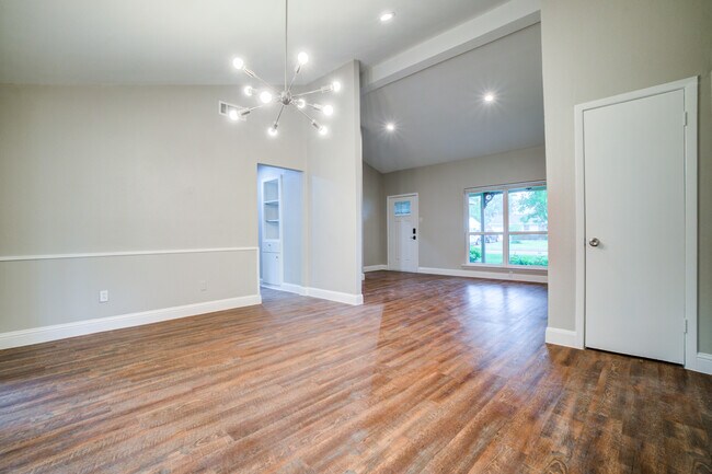 Building Photo - 2608 Driftwood Dr