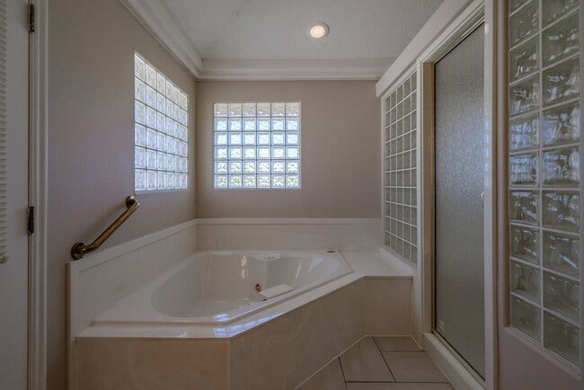 Building Photo - Spacious 6 Bedroom Home with a Balcony!