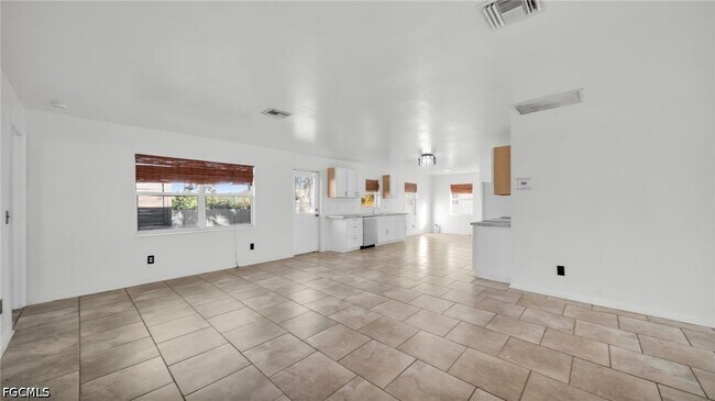 Building Photo - 918 Acroft Ave