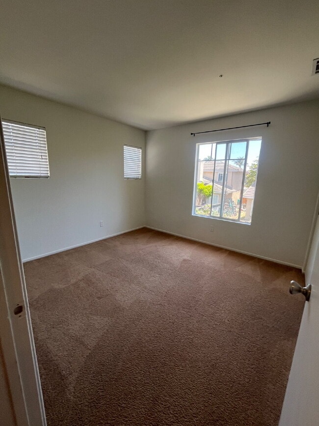 Building Photo - "Charming 3-Bed, 2.5-Bath Home in Oxnard –...