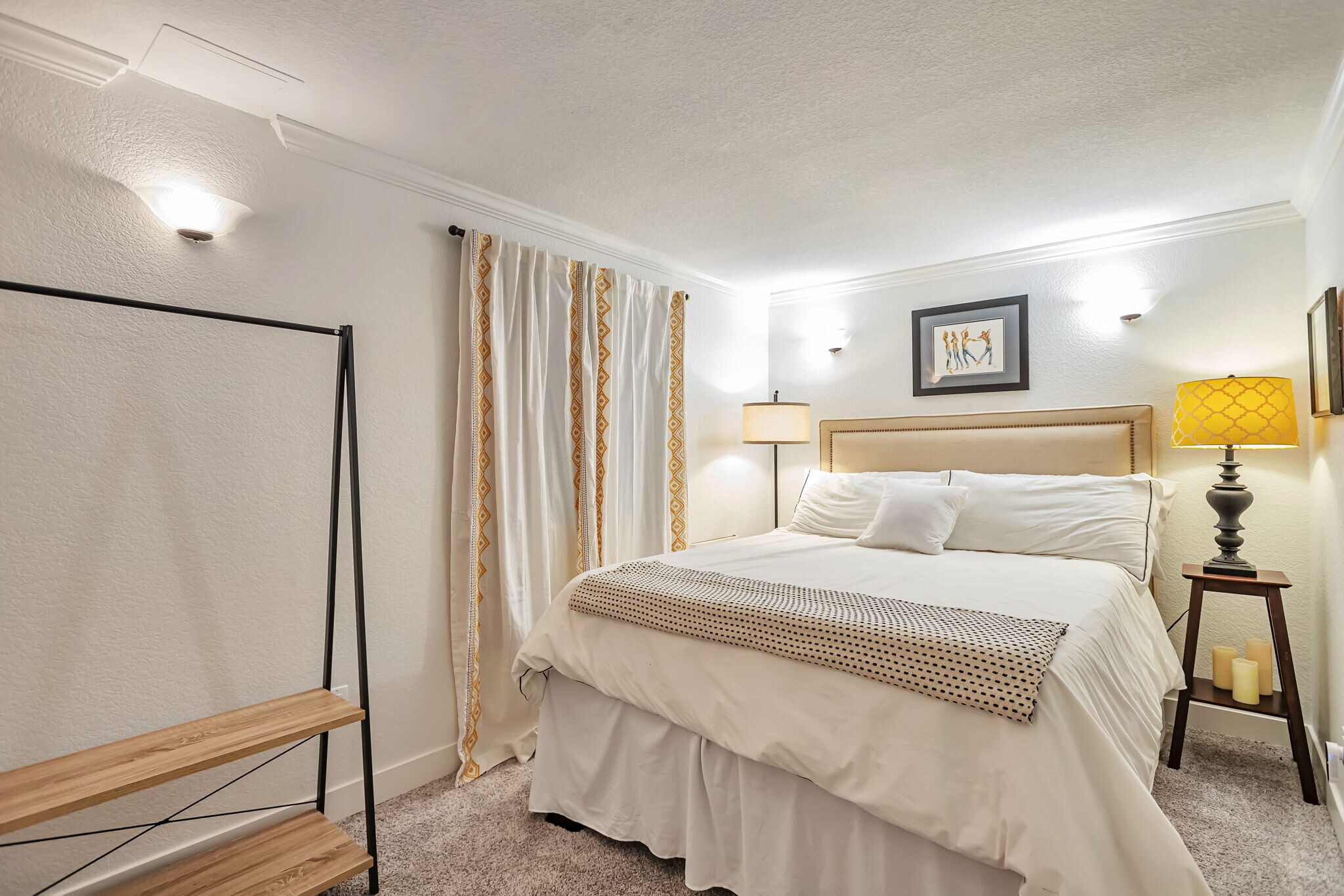 Basement bedroom (queen bed) - 3870 Broadway St