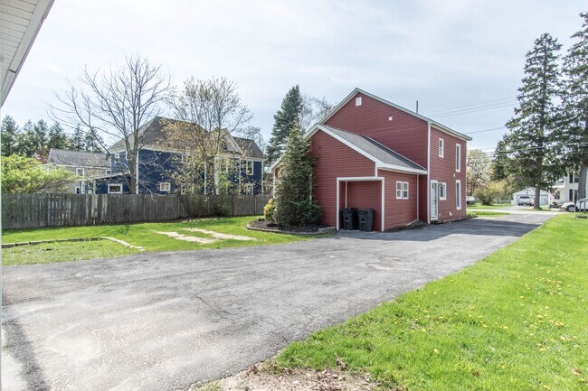 Building Photo - Charming 3Bed/2Bath Home Minutes from Fort Drum | Pet Friendly | Garage + Spacious Yard