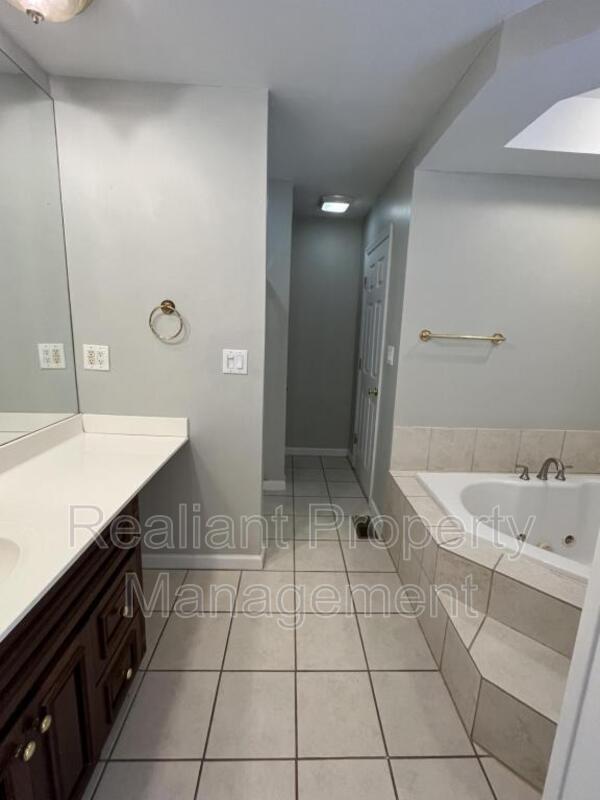 Building Photo - 1940 Pershing Rd