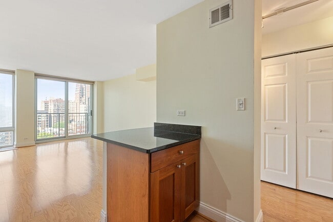 Building Photo - 450 W Briar Pl