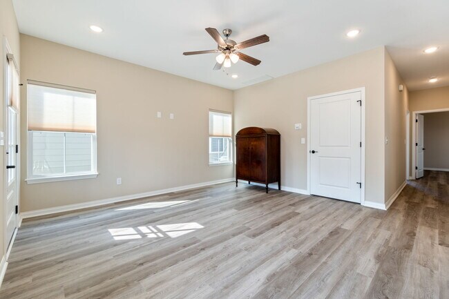 Building Photo - 867 Rosemary Ln