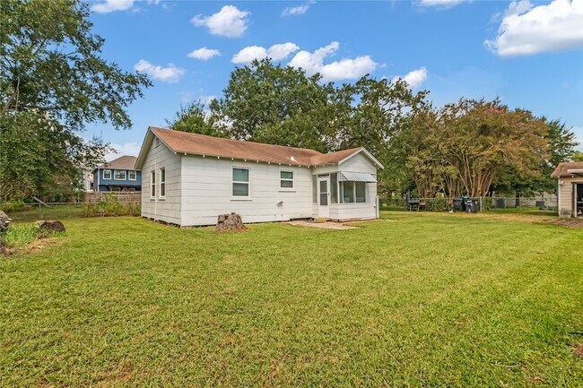 Building Photo - 807 1/2 Fisher Street Unit