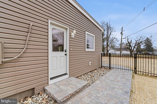 Building Photo - 611 Tebbston Dr