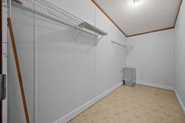 Building Photo - 4 bedroom 2 bathroom spacious home!
