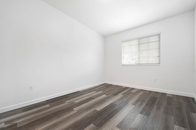 Building Photo - SPACIOUS 2/2 UNIT CENTRALLY LOCATED
