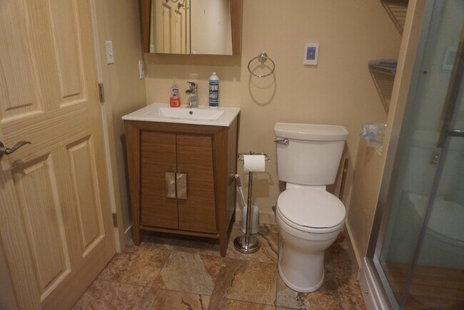 Building Photo - Great House off Brook Forest!